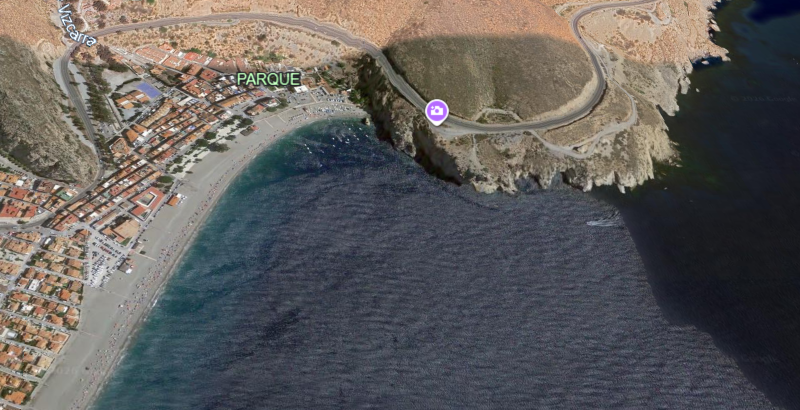 Coastal view of Calahonda in Granada with golden sand, rocky outcrops, and clear Mediterranean water, a favorite dive and snorkel area for Wahoo Divers Malaga.