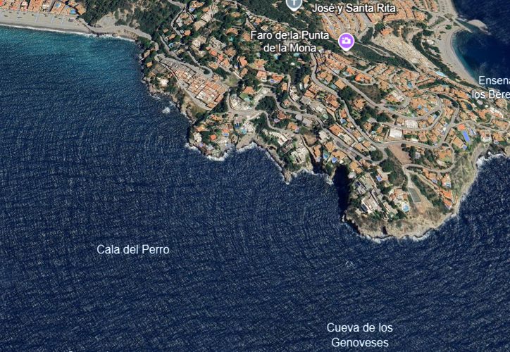Bay of La Herradura with its curved shoreline, clear blue Mediterranean water, and surrounding hills, a popular dive area for Wahoo Divers Malaga.